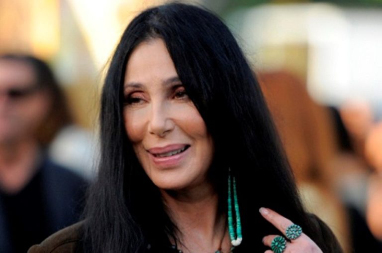 Penyanyi Senior Cher Dikhawatirkan Kena Serangan Jantung