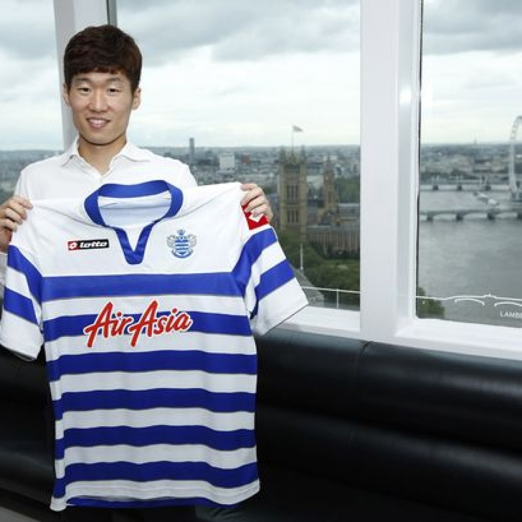 South+Koreas+Ji Sung+Park+holds+up+a+club+shirt+as+he+is+unveiled+as+a+new+signing+for+Queens+Park+Rangers+football+club+in+London