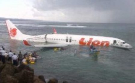 Pesawat Lion Air Berenang di Laut