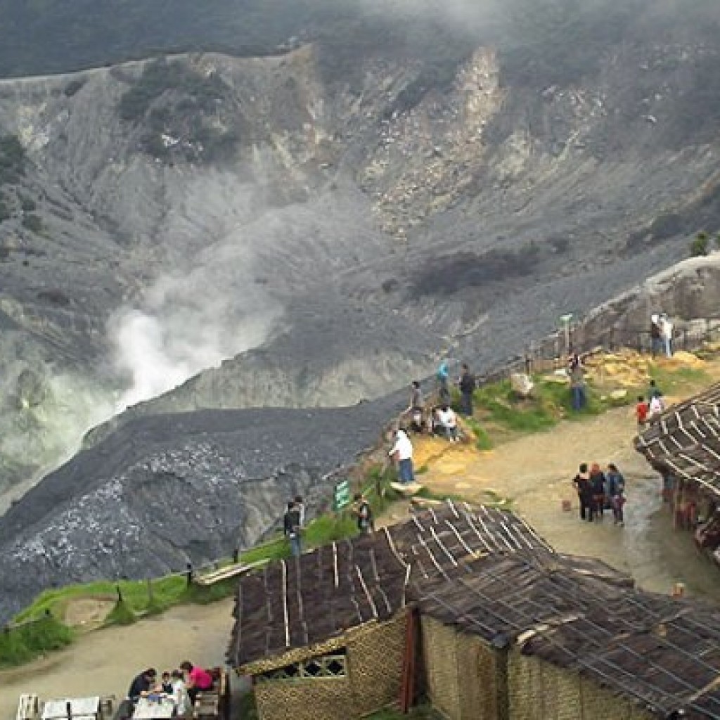 Gunung Tangkubanparahu Meletus