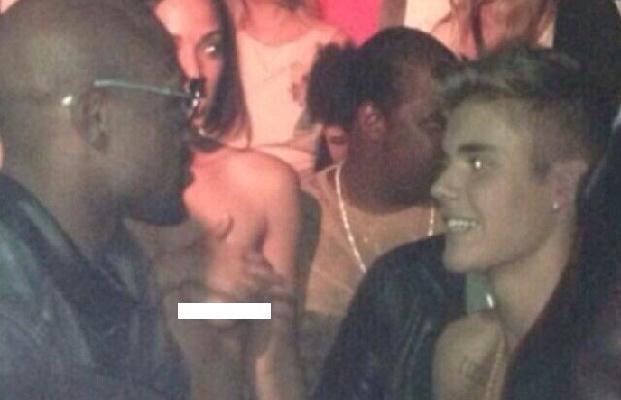 Yayy, Justin Bieber Pegang Pantat Penari Striptis!