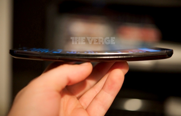 Ini Dia Penampakan Asli Smartphone Layar Lengkung LG G Flex
