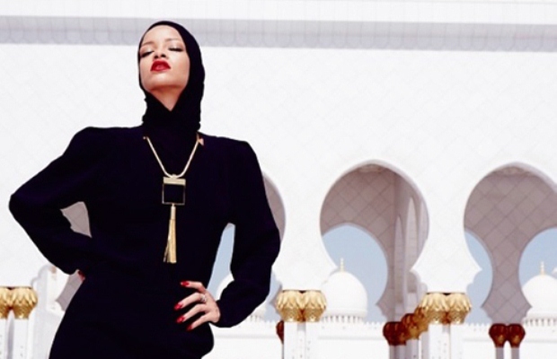 Wow, Rihanna Berpose Jilbab di Depan Masjid Besar Sheikh Zayed