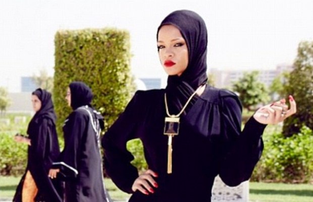 Wow, Rihanna Berpose Jilbab di Depan Masjid Besar Sheikh Zayed