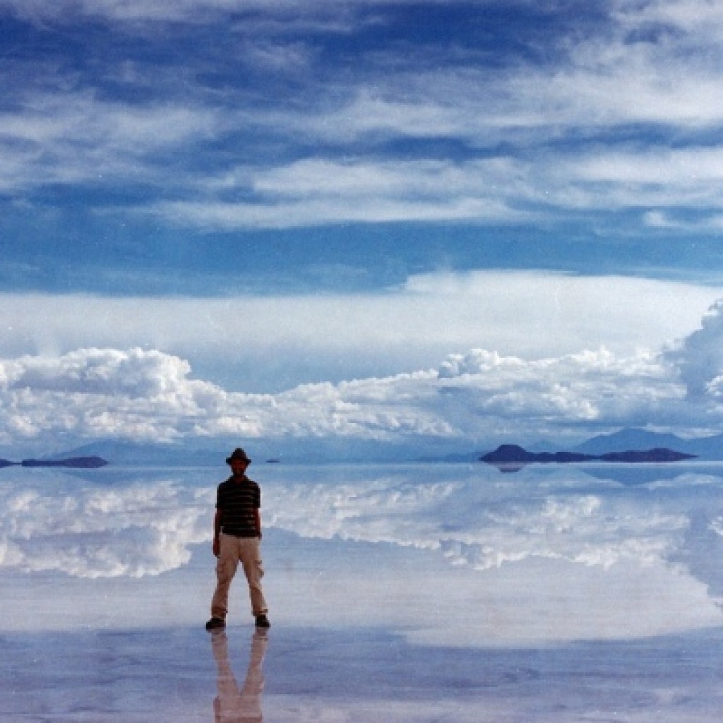 Озеро в боливии. Солончак Салар-де-Уюни. Салар де Уюни Боливия. Соляная пустыня Уюни в Боливии. Озеро солончак Уюни.