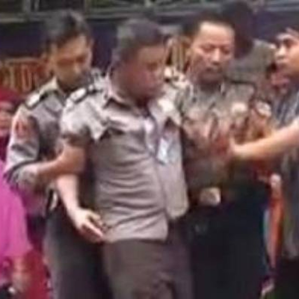 Polisi Mabuk Bikin Onar Panggung Dangdut