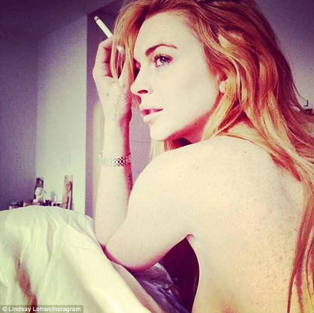 Lindsay Lohan Umbar Foto Topless di Instagram