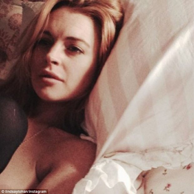 Lindsay Lohan Umbar Foto Topless di Instagram