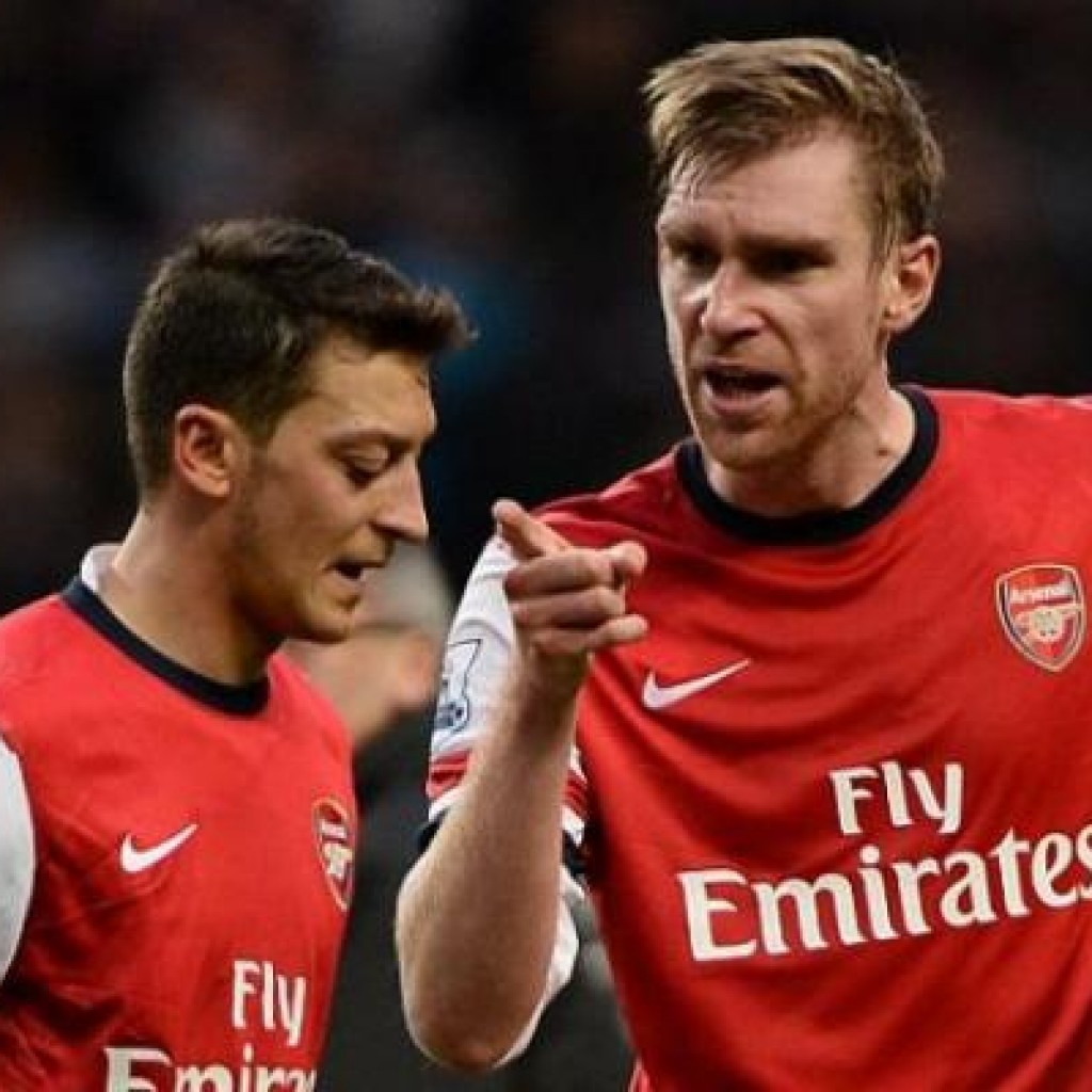 ozil mertesacker bertengkar