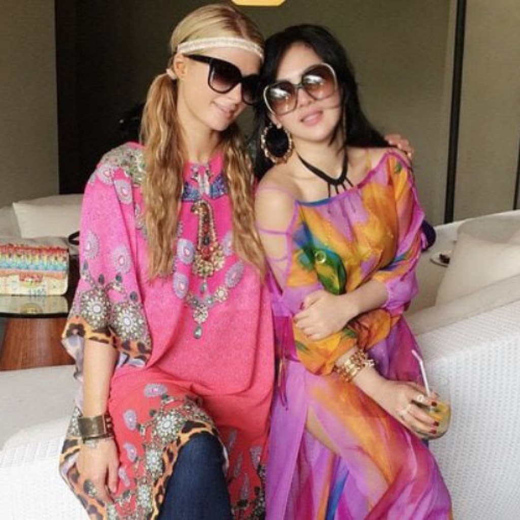 Inilah kumpulan foto Paris Hilton dan Syahrini di Bali