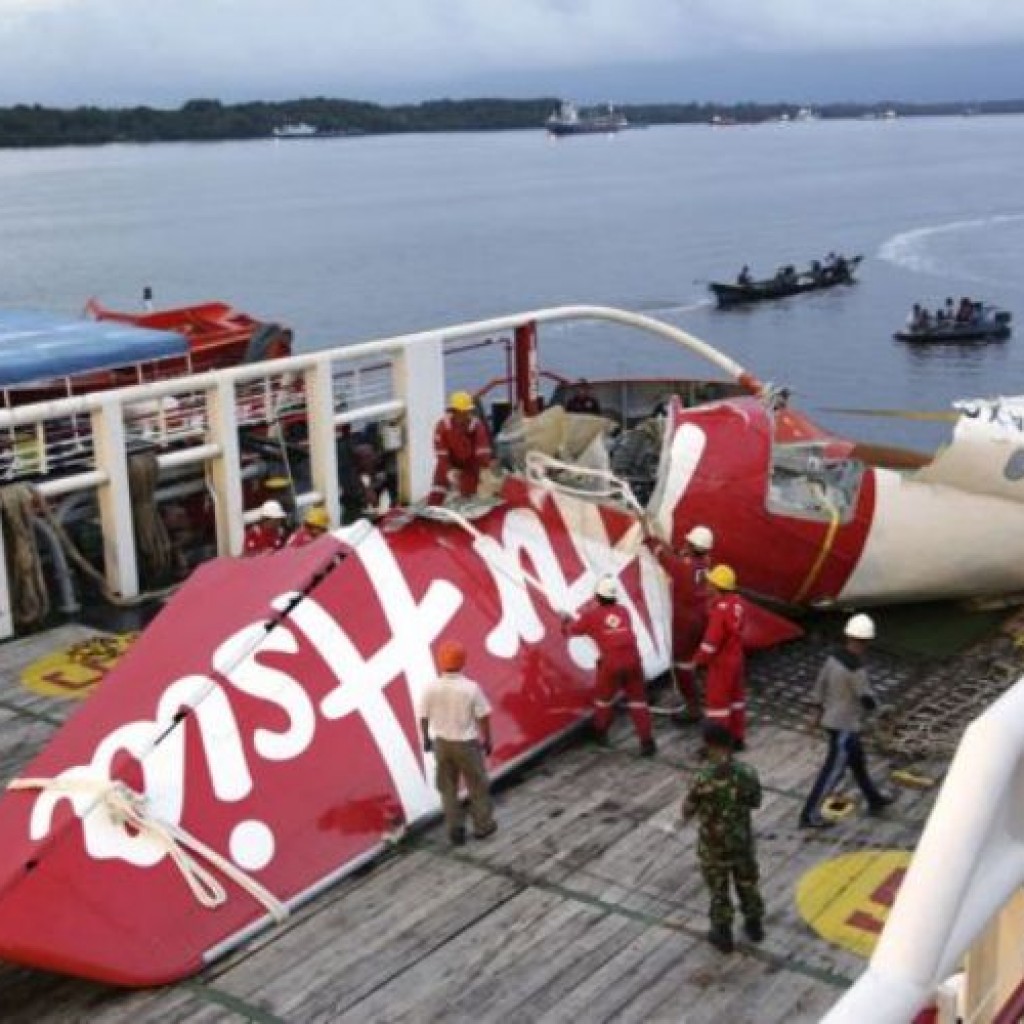 Kotak hitam AirAsia QZ8501 Terdeteksi Pasca ekor pesawat dievakuasi