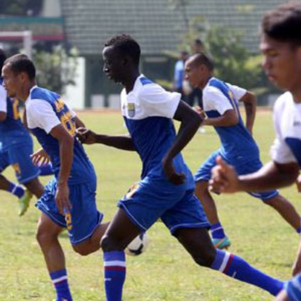 Laga ujicoba Persib Bandung kontra Persibat Batang