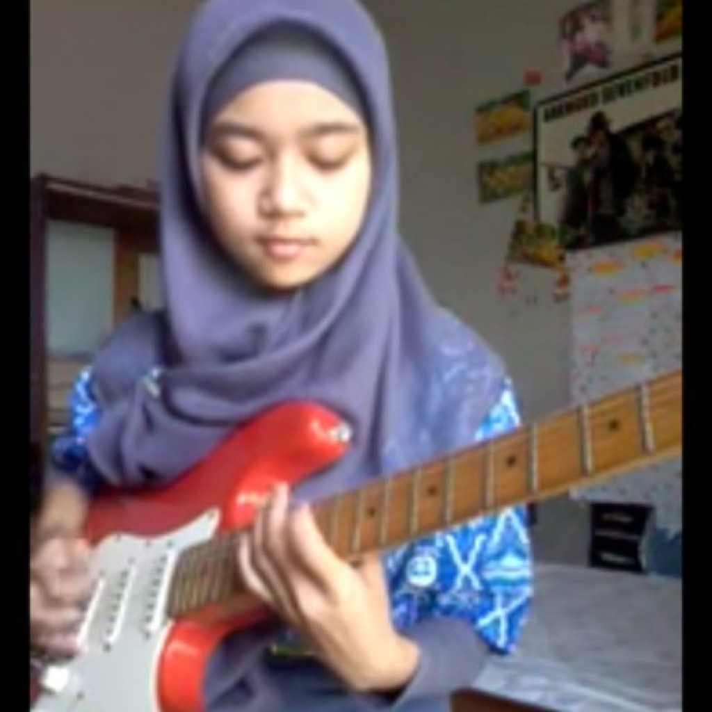 Video Meliani Siti Sumartini gitaris metal berhijab
