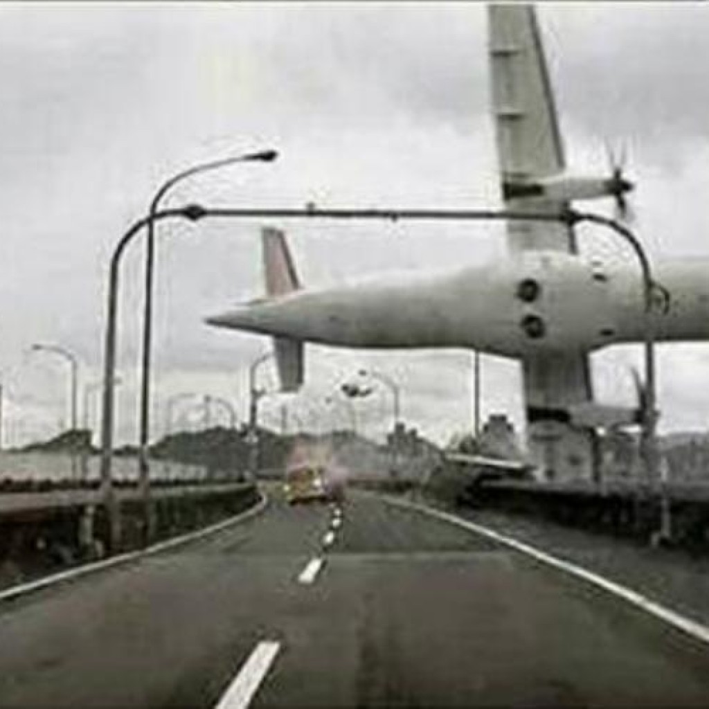 Detik detik jatuhnya pesawat TransAsia ke sungai di Taipei