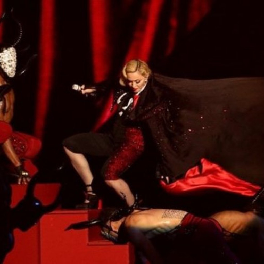 Madonna jatuh ketika manggung di Brit Awards 2015