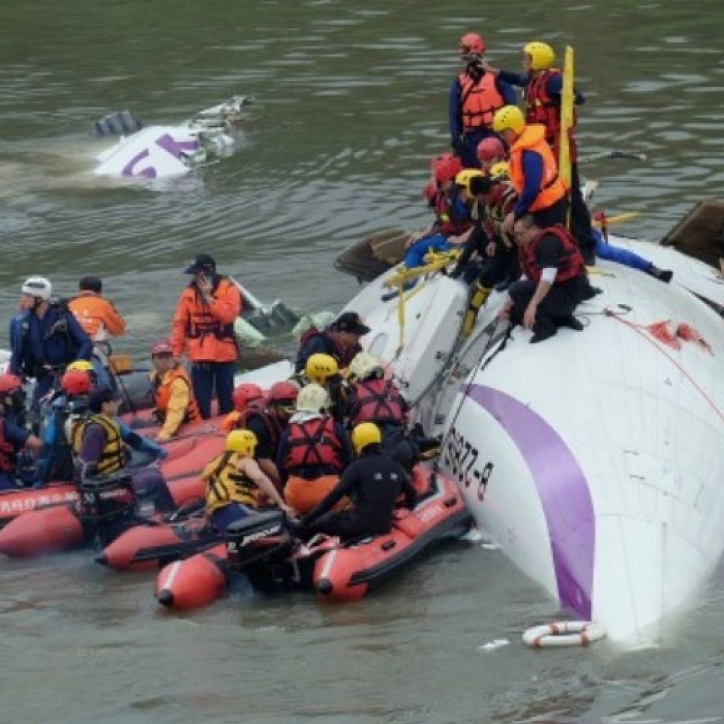 Proses evakuasi korban pesawat TransAsia jatuh