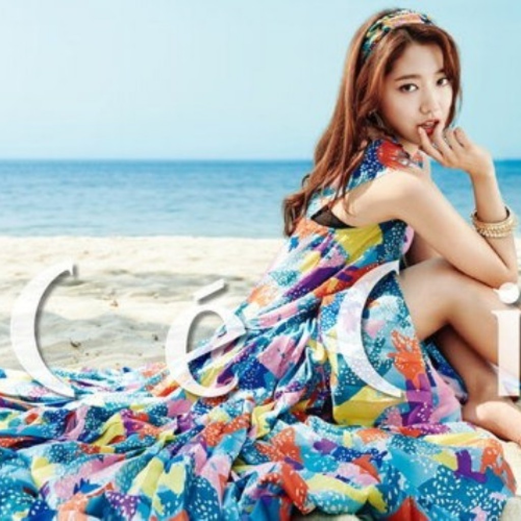 Sesi pemotretan Park Shin Hye di pantai Thailand