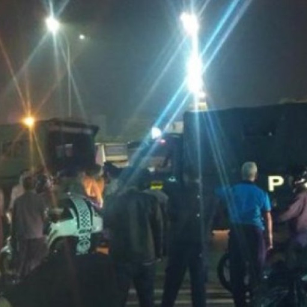 The Jakmania bentrok dengan warga dan polisi