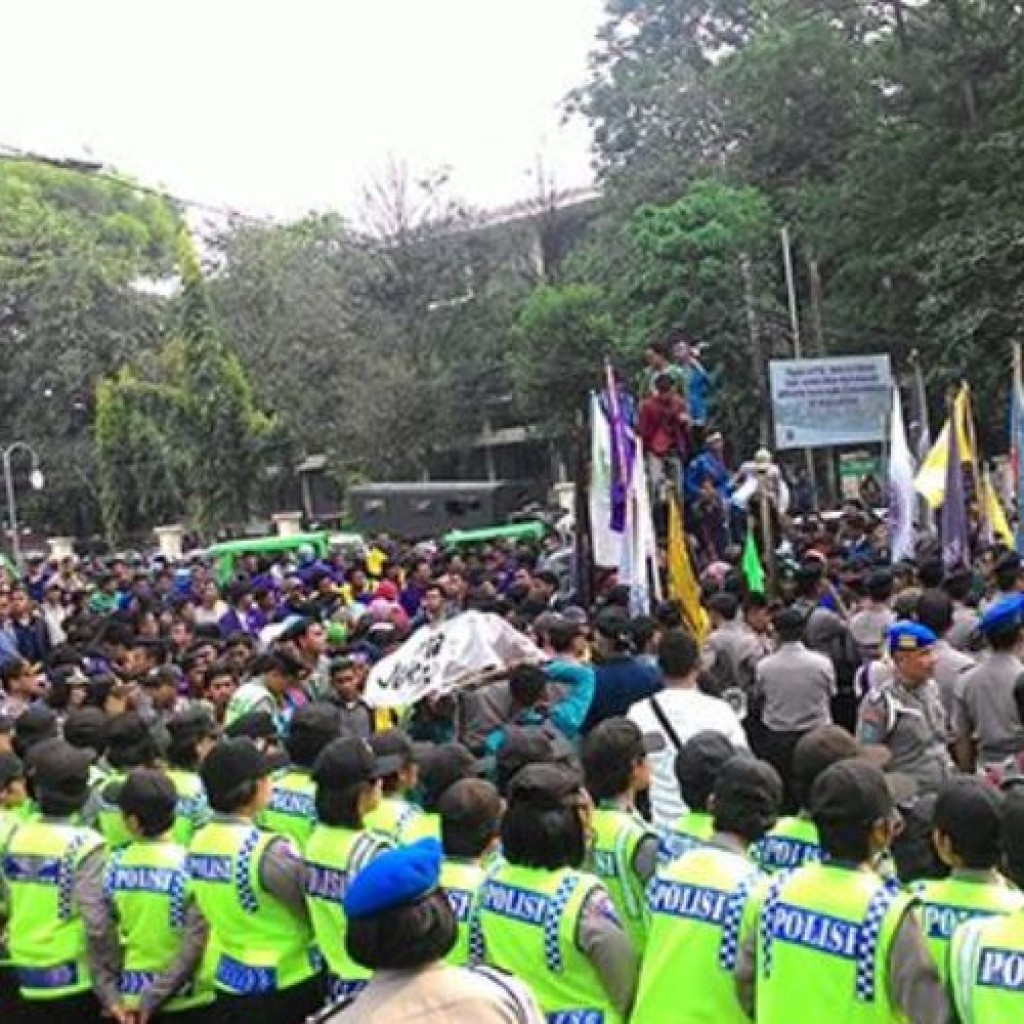 Demo Mahasiswa terkait kebijakan Presiden Jokowi
