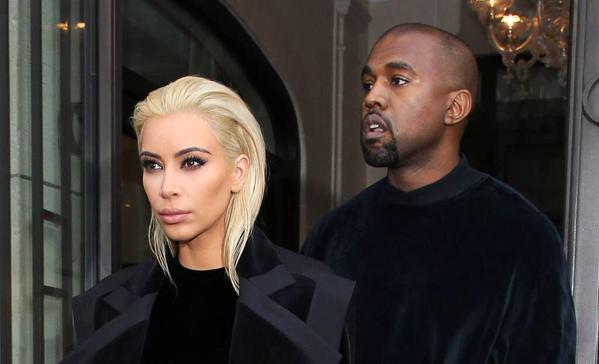Kim Kardashian Tampil dengan Rambut Pirang dan Baju Transparan