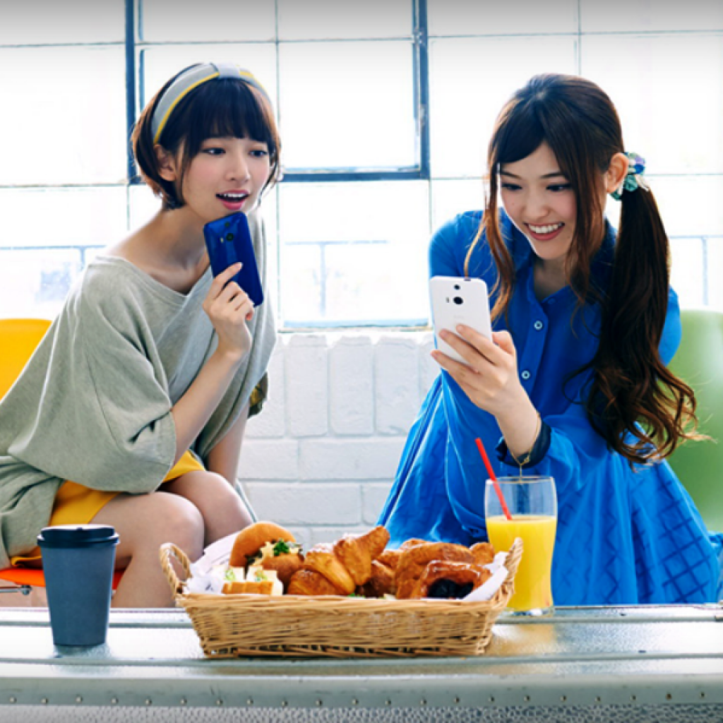 Nogizaka46 dan HTC