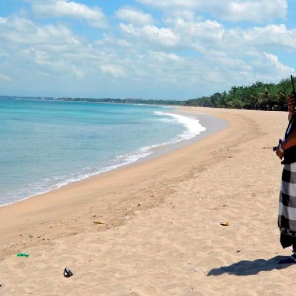 Pecalang melakukan pengamanan perayaan Hari Nyepi di Bali