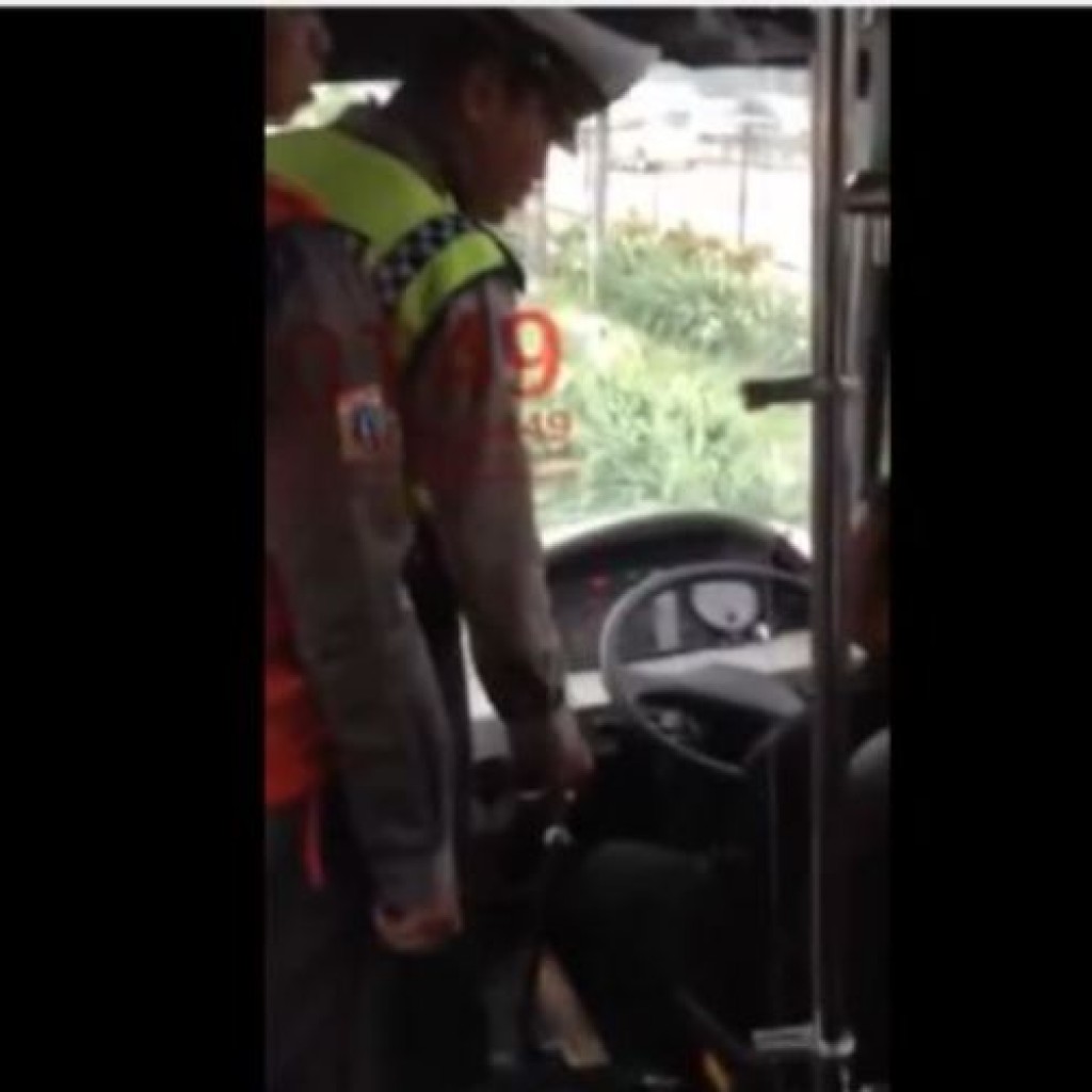 Polisi tilang sopir bustransjakarta