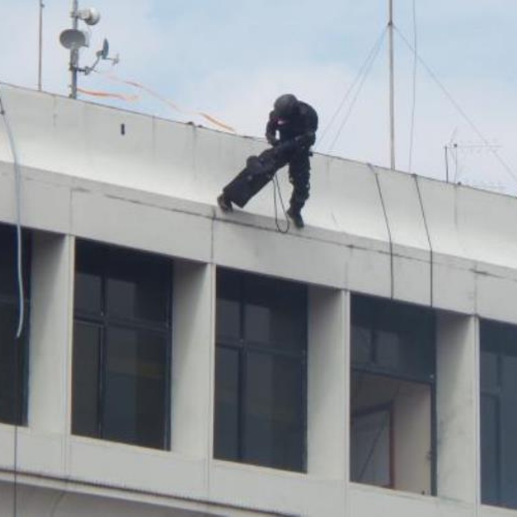 Anggota Satgultor TNI jatuh dari atas gedung