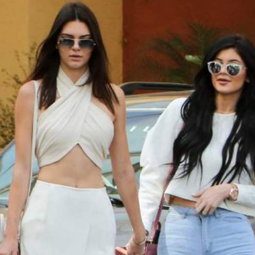 Kendall dan Kylie Jenner seksi saat Paskah