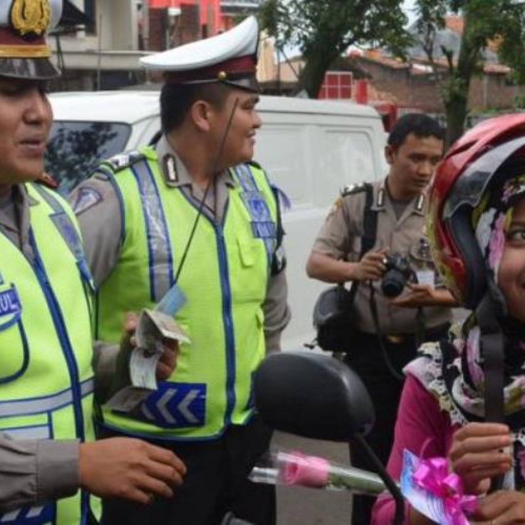 Polisi bagikan batu akik