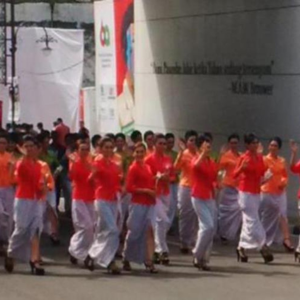 Wanita cantik peserta pawai historical walk KAA