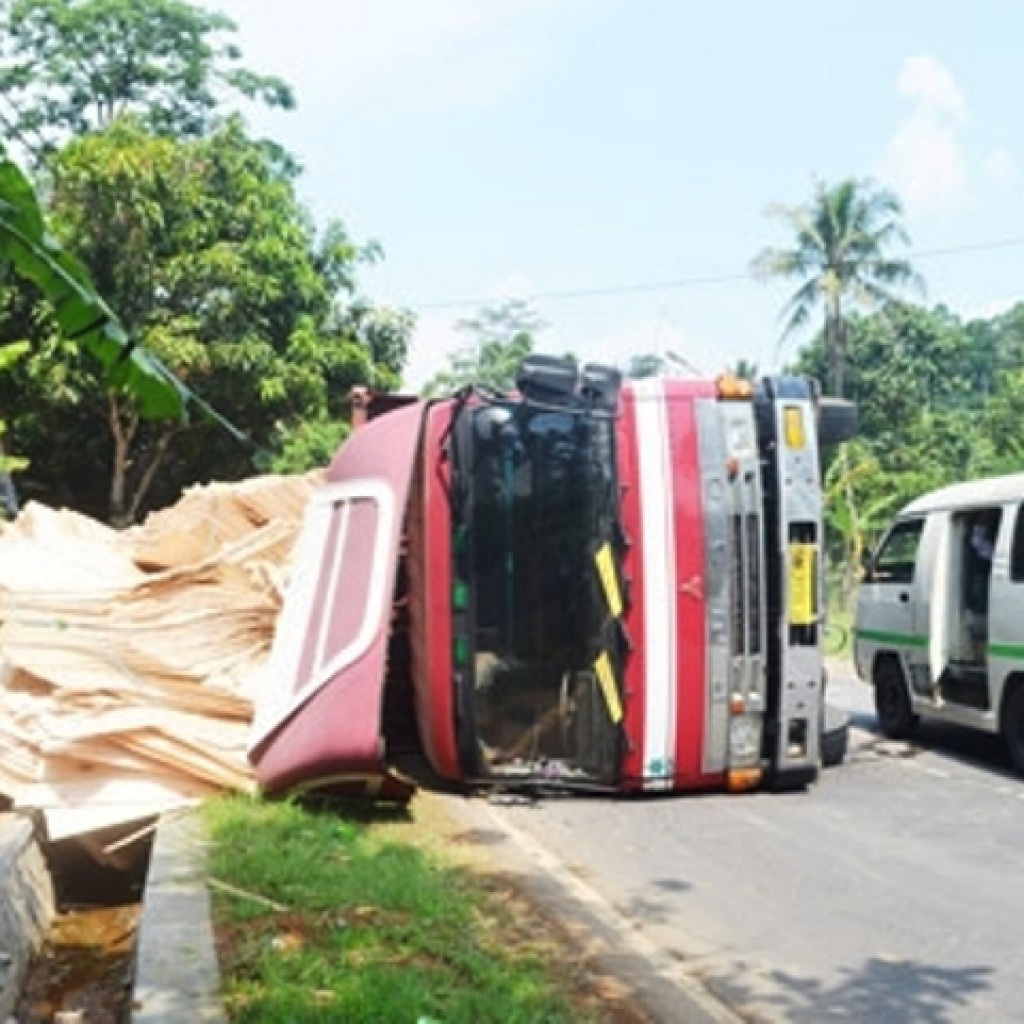 Akibat Rem Blong Truk Tronton Terguling di Banjar