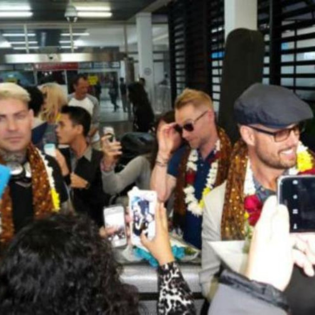 Boyzone tiba di Bandara Soekarno Hatta
