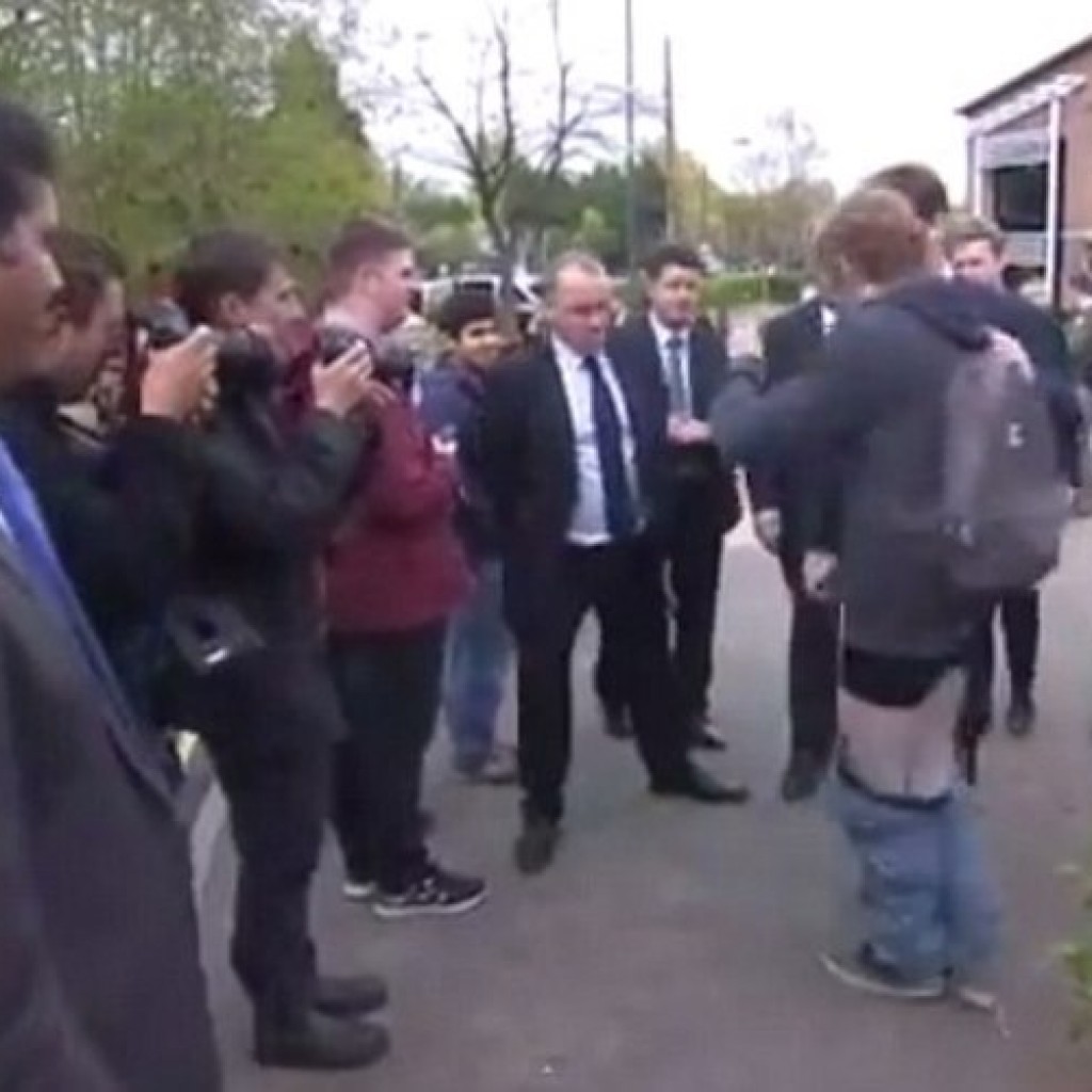 Insiden celana melorot dihadapan wakil PM Inggris