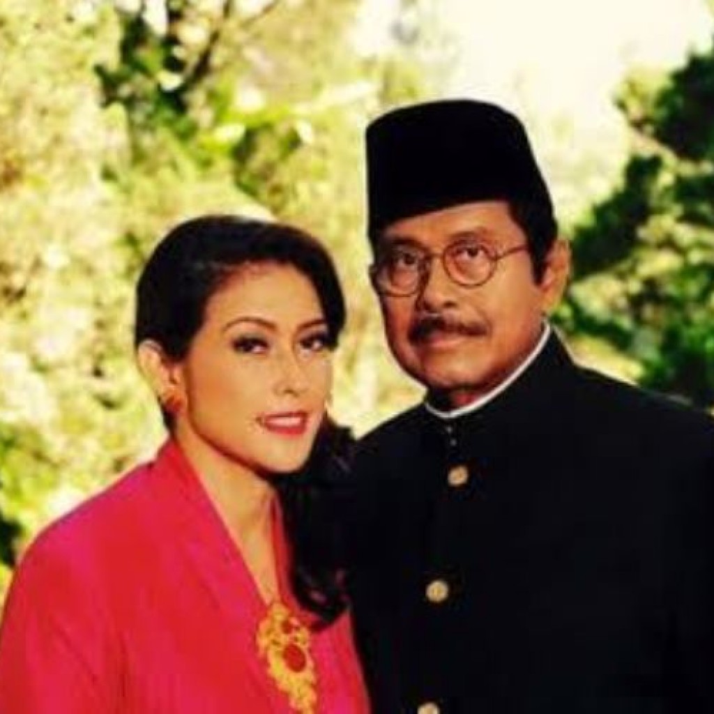 Pernikahan Fahmi Idris dan Yeni Fatmawati