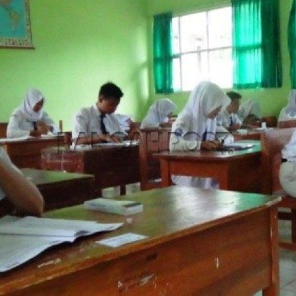 Ujian Nasional di MTSN Cisontrol