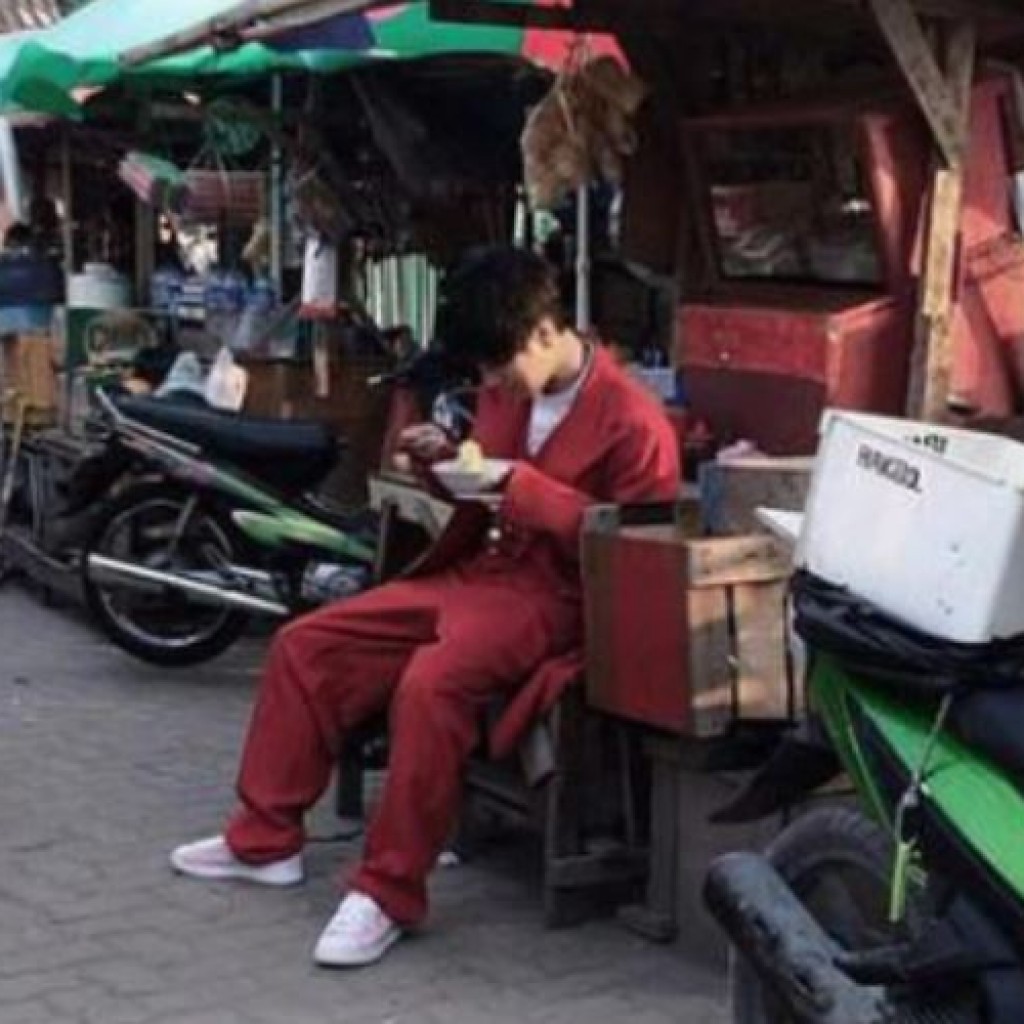 Yesung Super Junior makan pangsit di pasar