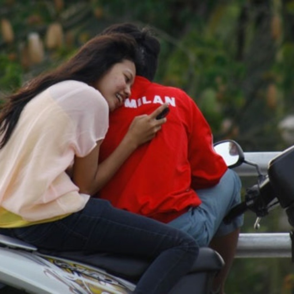 pacaran di pinggir jalan