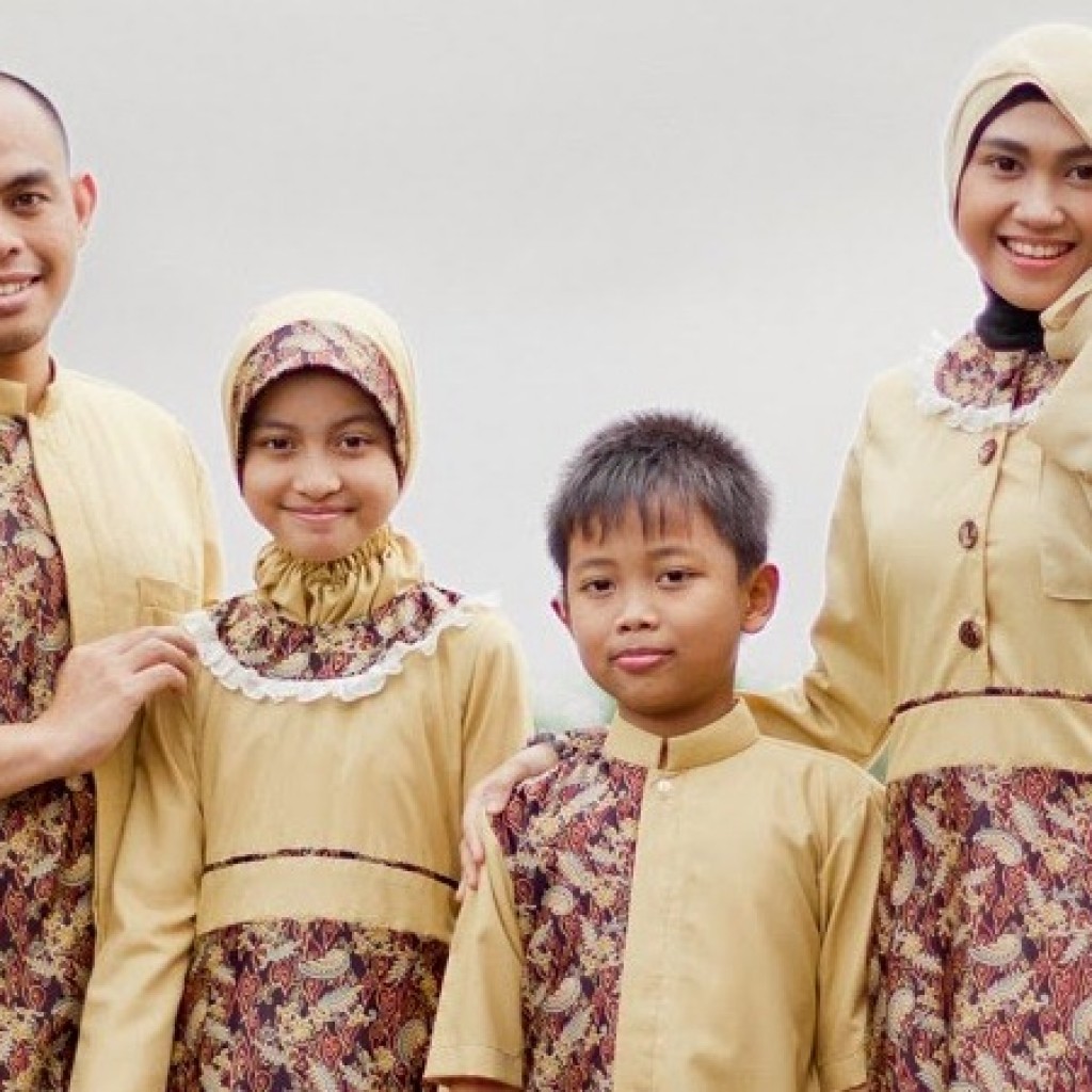 Contog Gambar Baju couple muslim batik keluarga