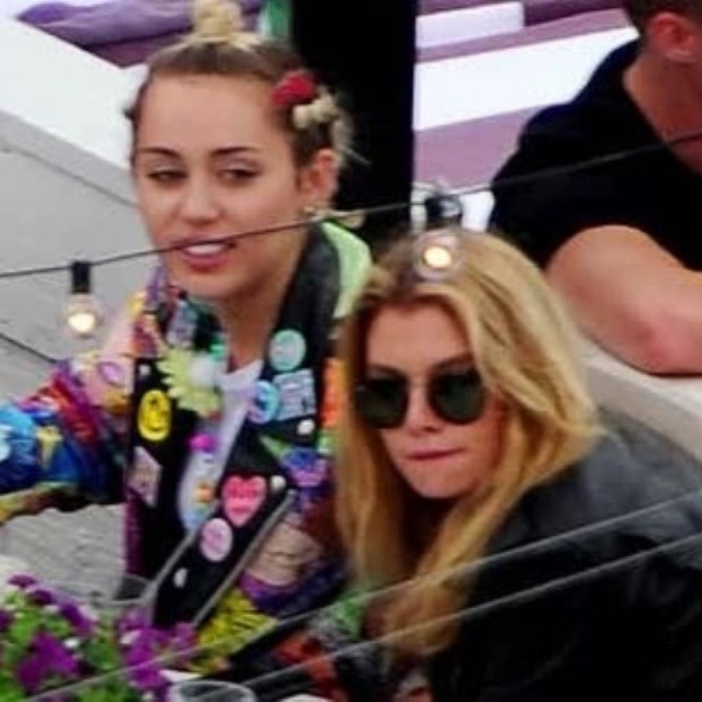 Miley Cyrus dan Stella Maxwell