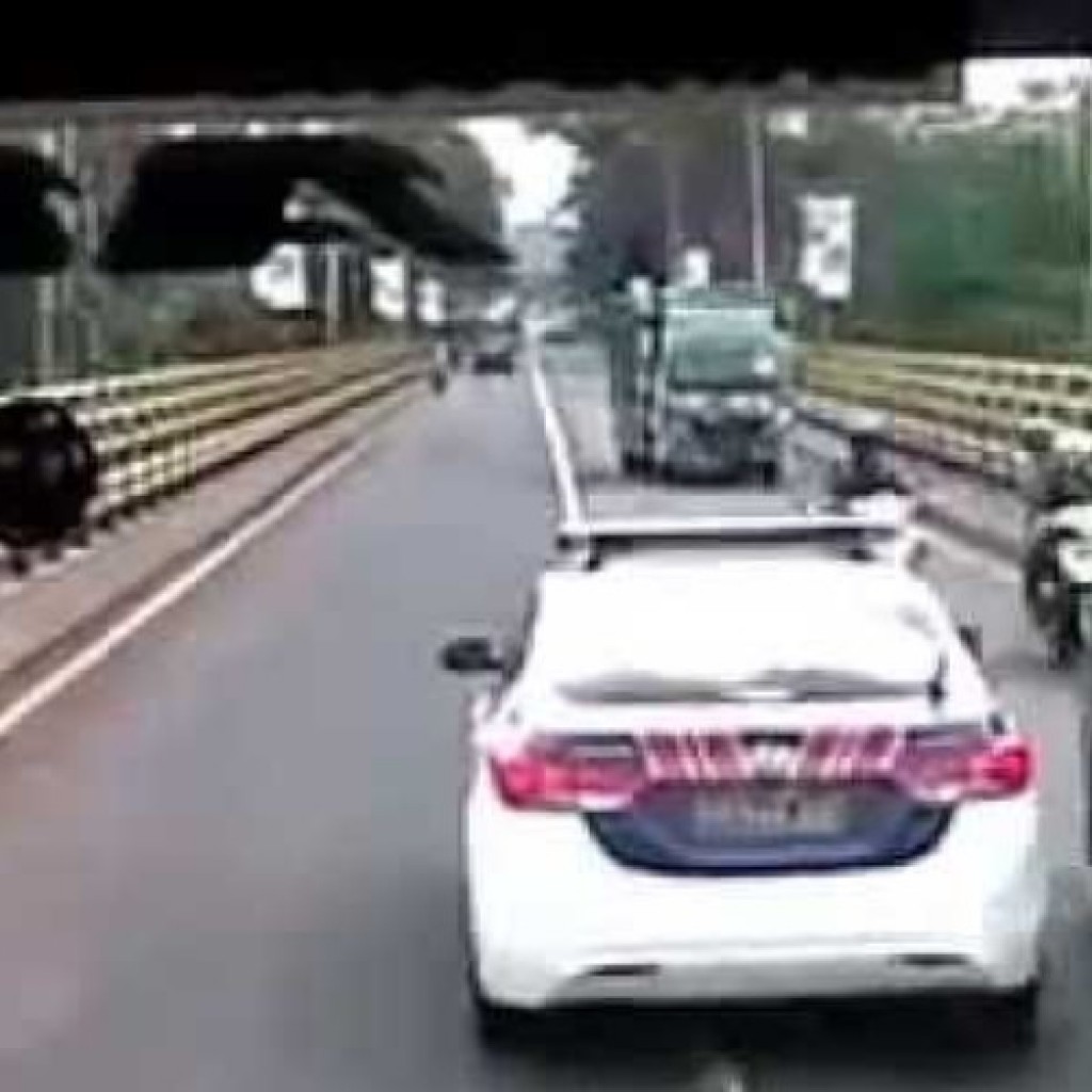 Mobil Polisi Patwal ugal ugalan din jalan raya