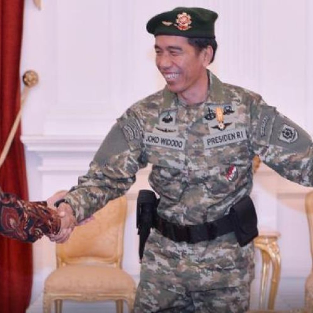 Presiden Jokowi pakai seragam militer