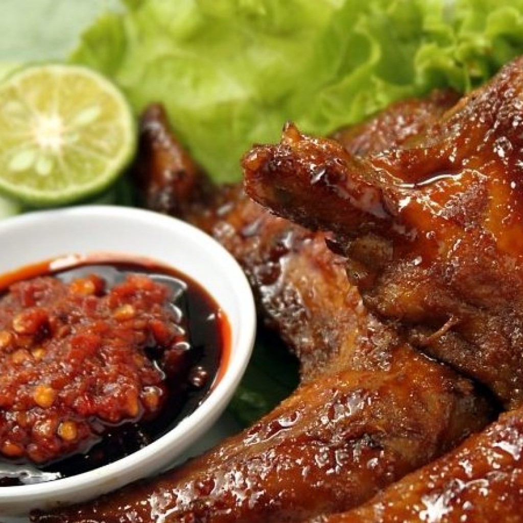 Menu Buka Puasa Ayam Goreng Kalasan Sambal Tomat Segar