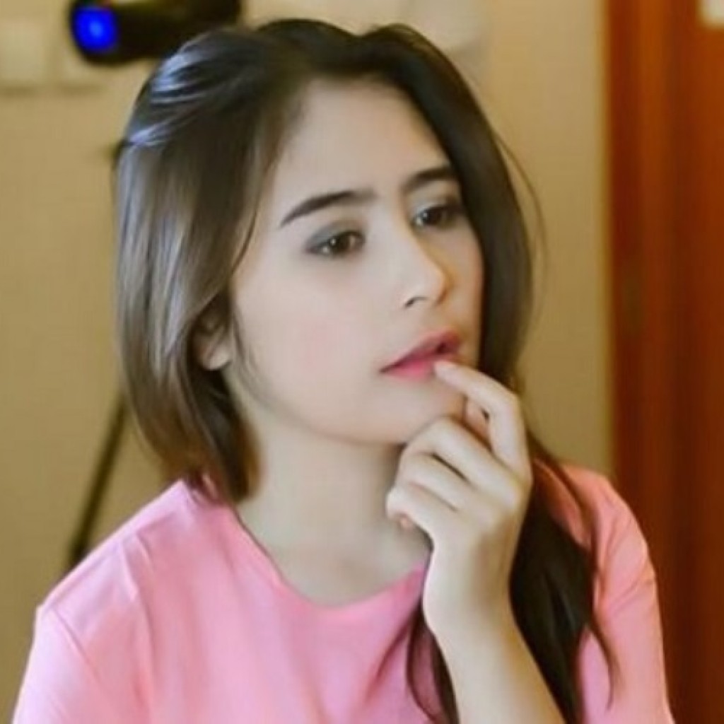 Prilly Latuconsina1