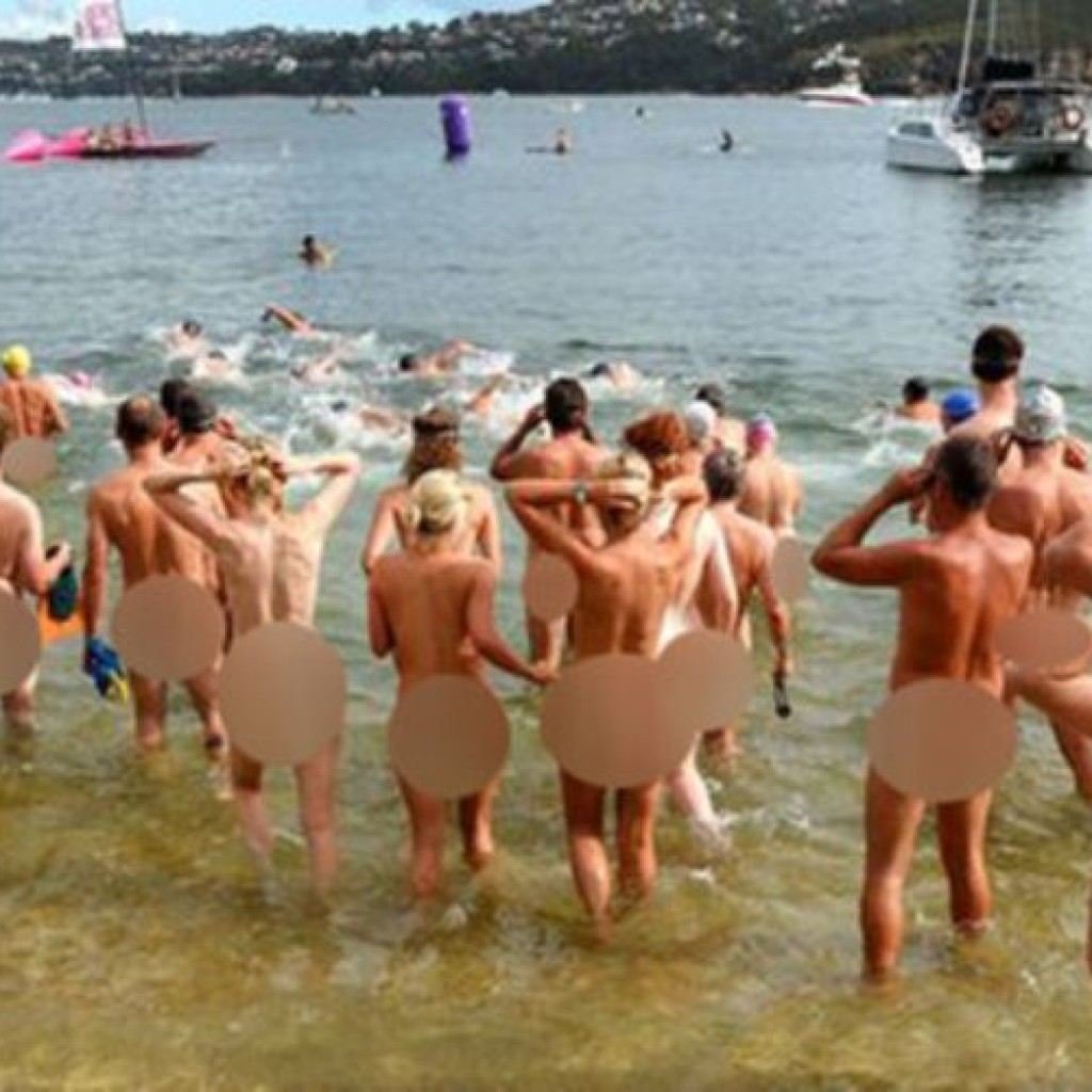 Warga Prancis berenang tanpa busana