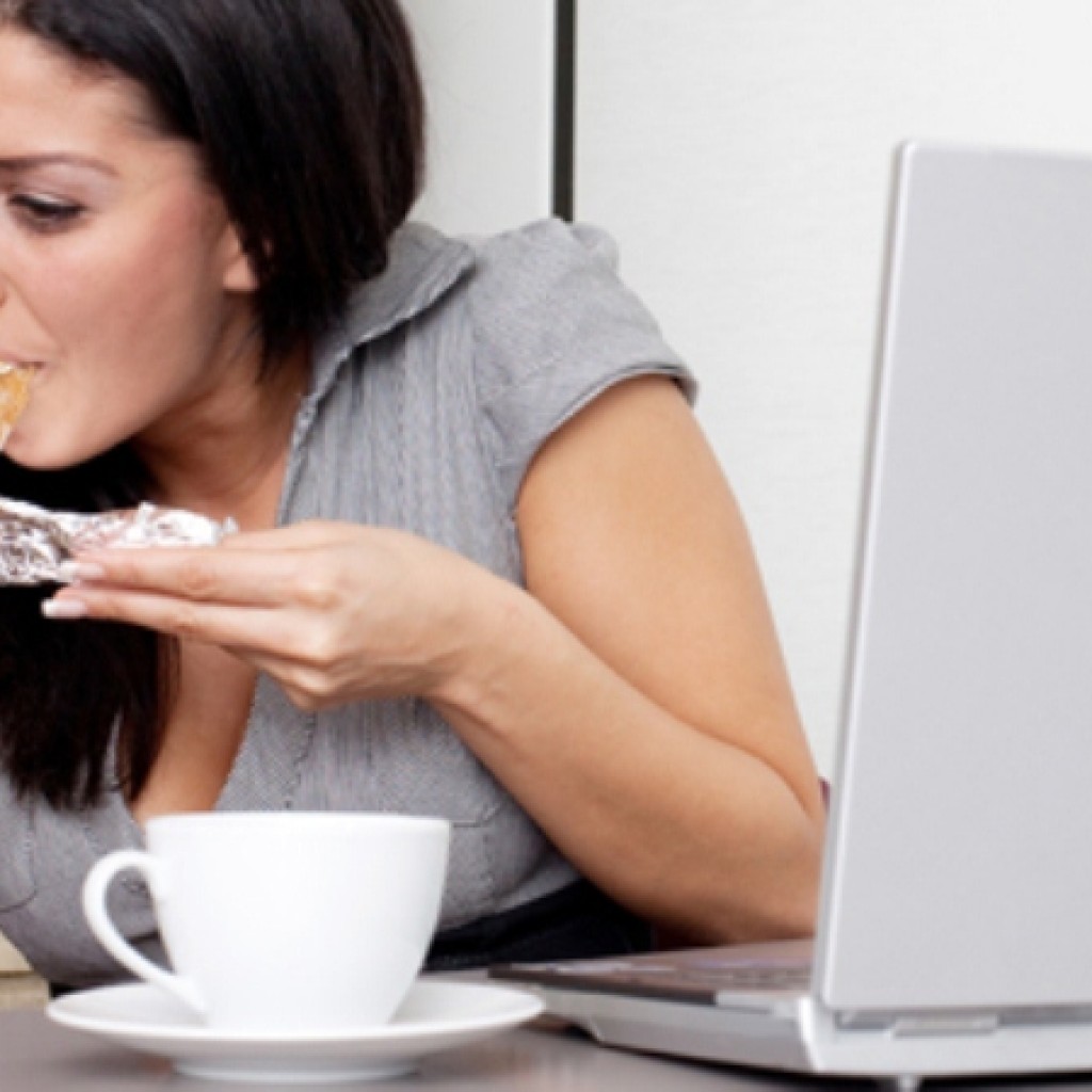7 Cara Tahan Nafsu Mengemil Ketika di Kantor