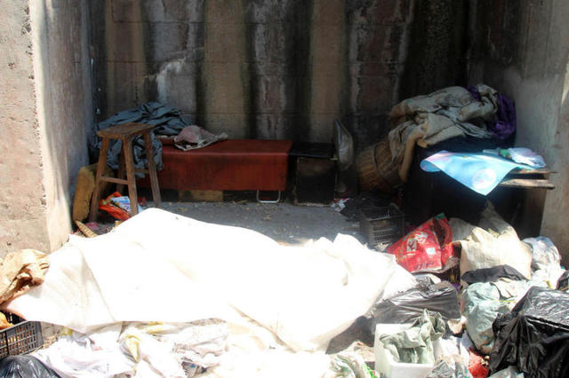 Pria Romantis Ini Hidup di Kolong Jembatan Demi Belikan Istri Cincin Berlian dan Kalung Emas