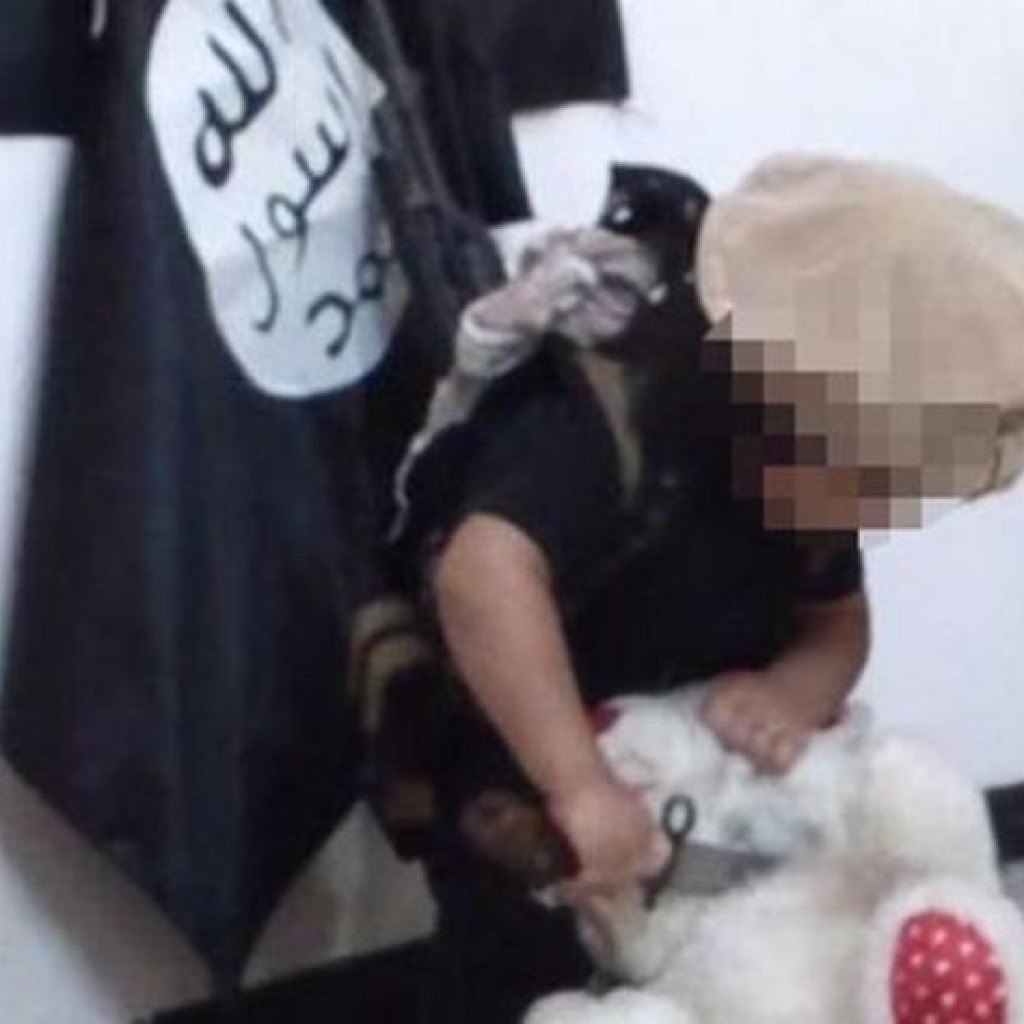 Bocah ISIS Penggal Teddy Bear