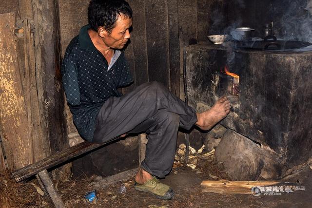 Mengharukan, Petani Difabel Ini Suapi Ibunya Yang Sakit dengan Mulut