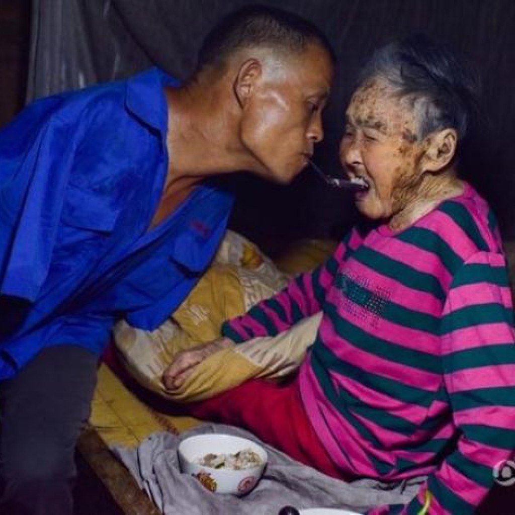 Petani Difabel Memberi Makan Ibunya